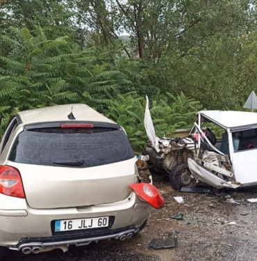 BURSA'DA KAYGANLAŞAN YOLDA TRAFİK KAZASI: 1 ÖLÜ, 3 YARALI